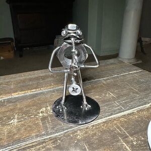 NUTS JAZZ DECOR ECLECTIC METAL ART Frog Playing Trinket Saxophone Figurine Music